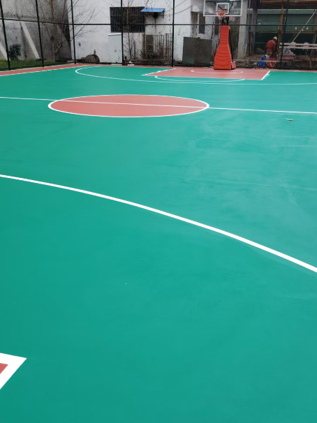 思礼镇 球场长期使用易出现地面开裂
